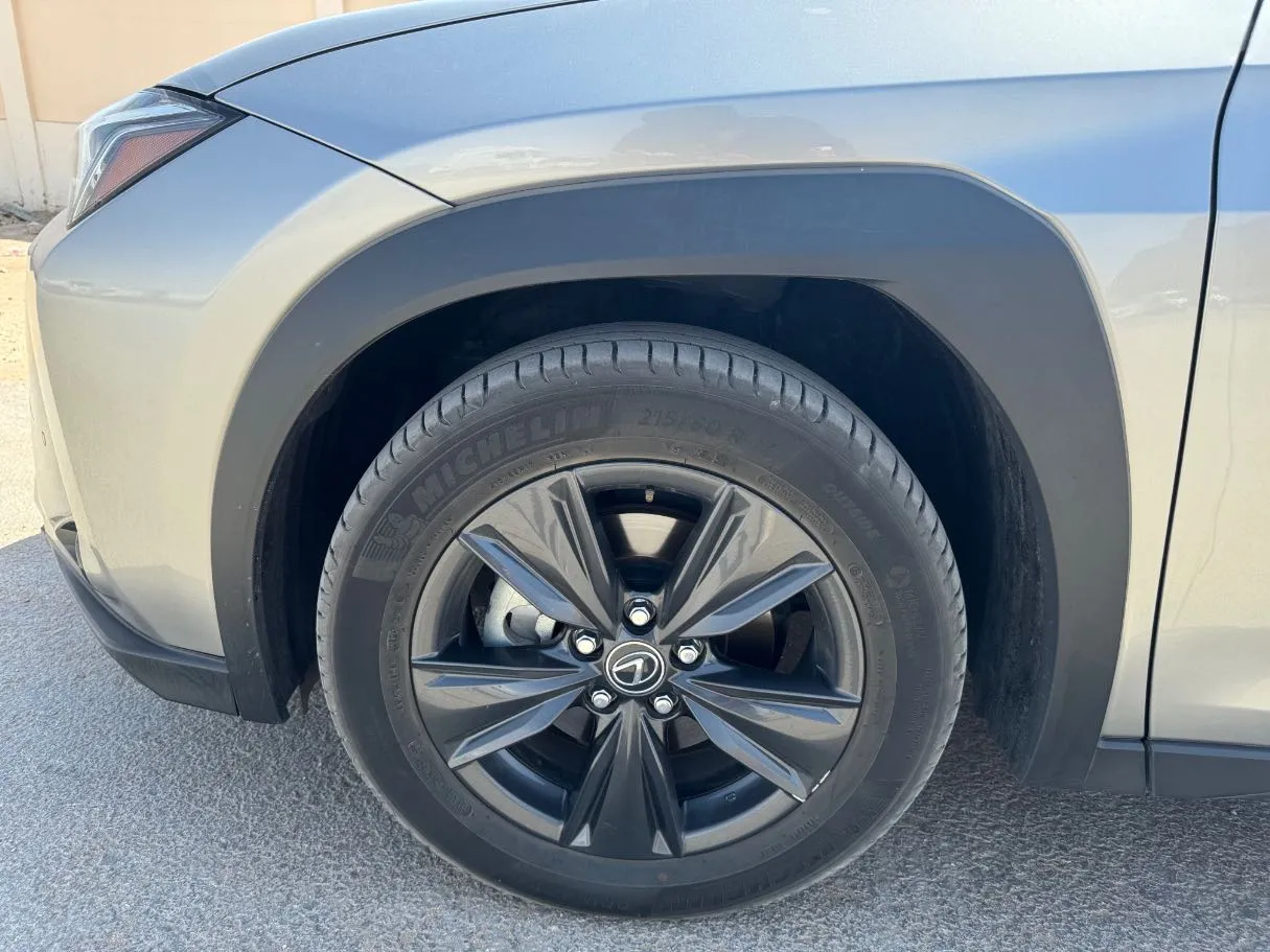 Car image 9
