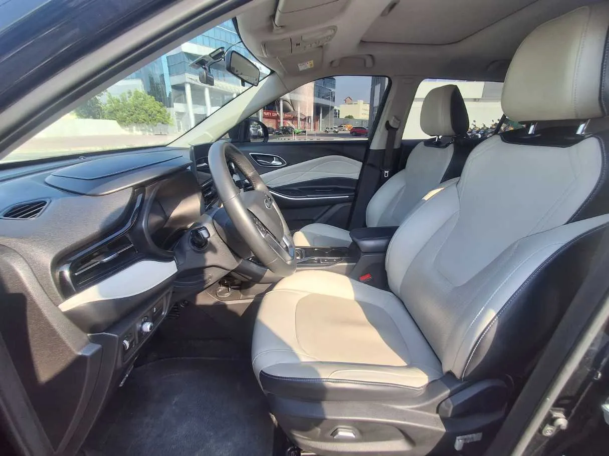 Car image 12