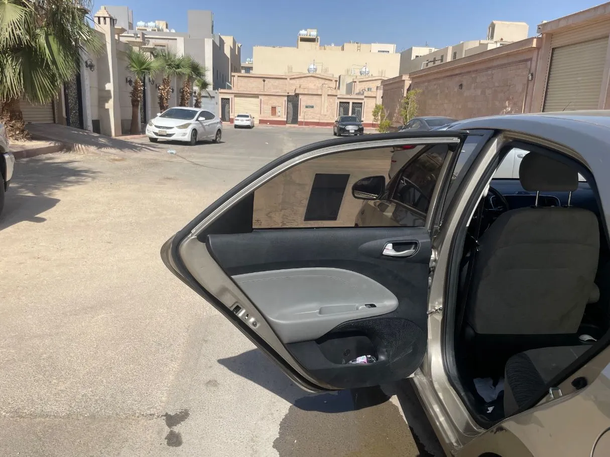 Car image 14