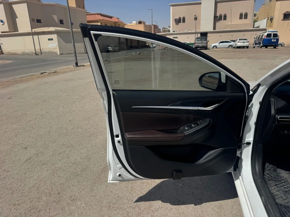 Car image 10