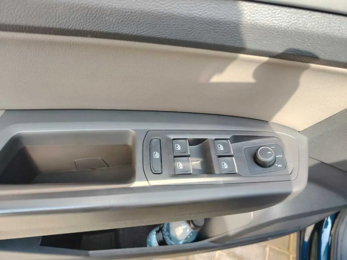 Car image 36