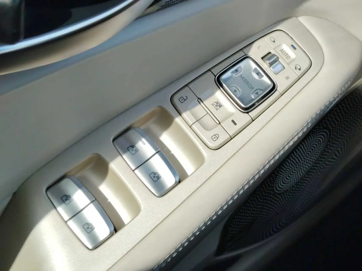 Car image 34