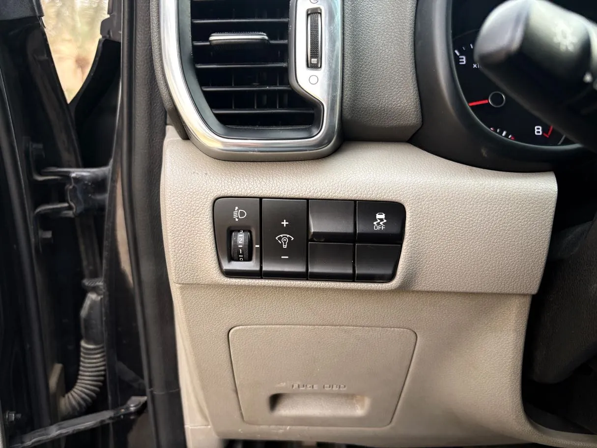 Car image 26