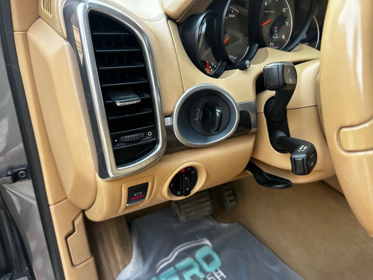 Car image 28