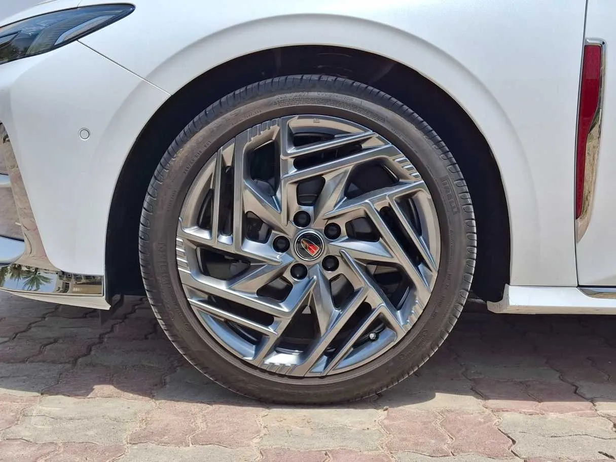 Car image 9