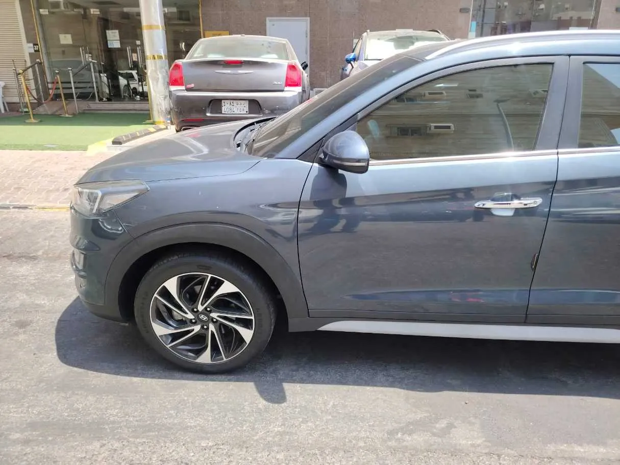 Car image 9