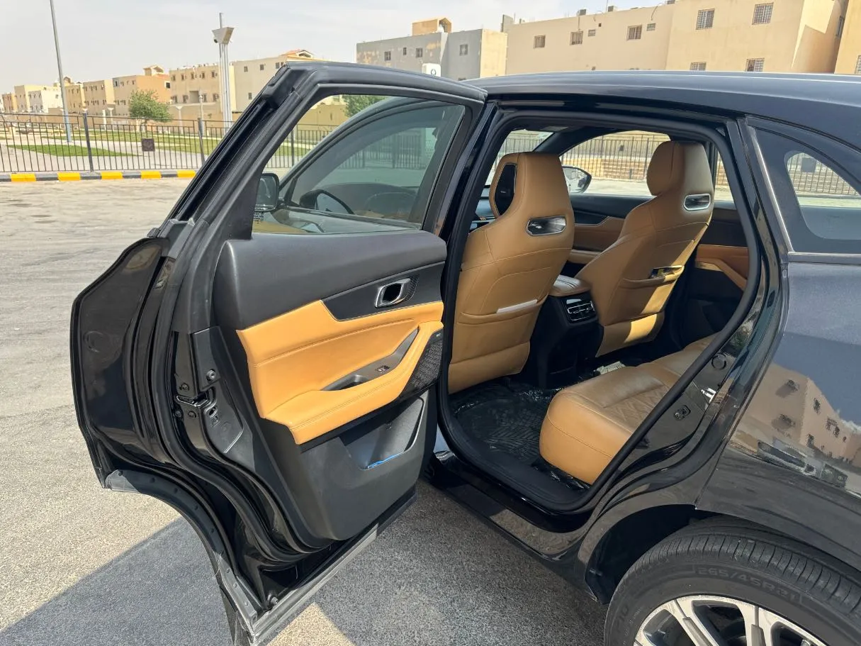Car image 12