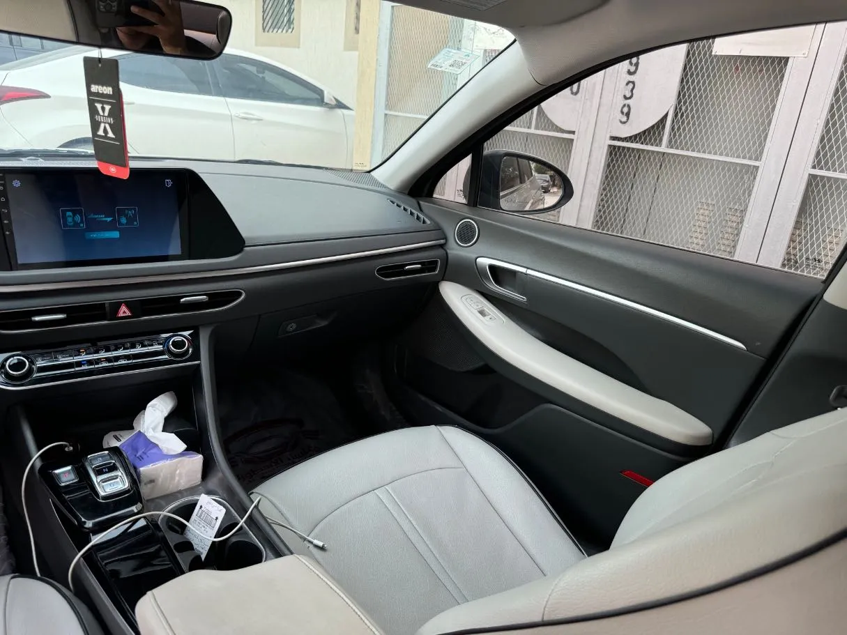 Car image 16