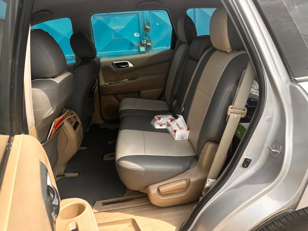 Car image 14