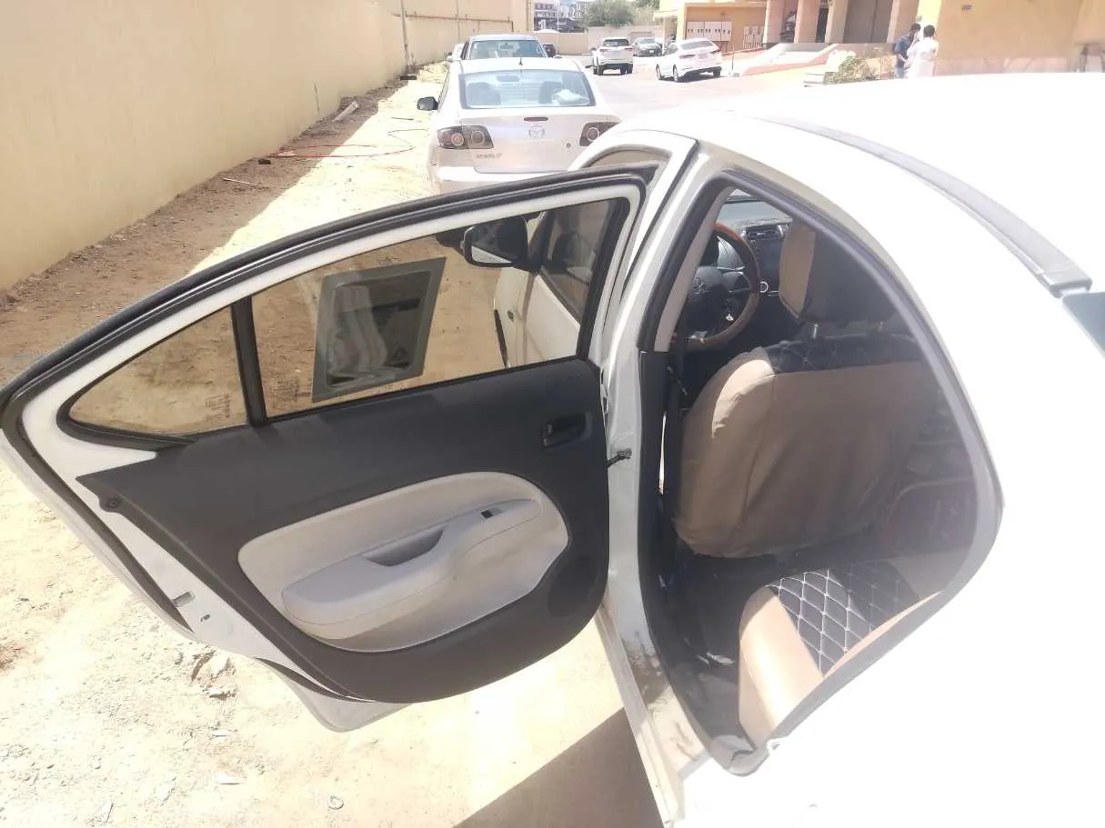 Car image 16