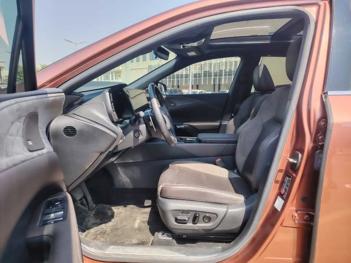 Car image 13