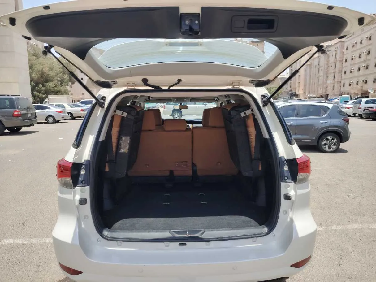 Car image 24