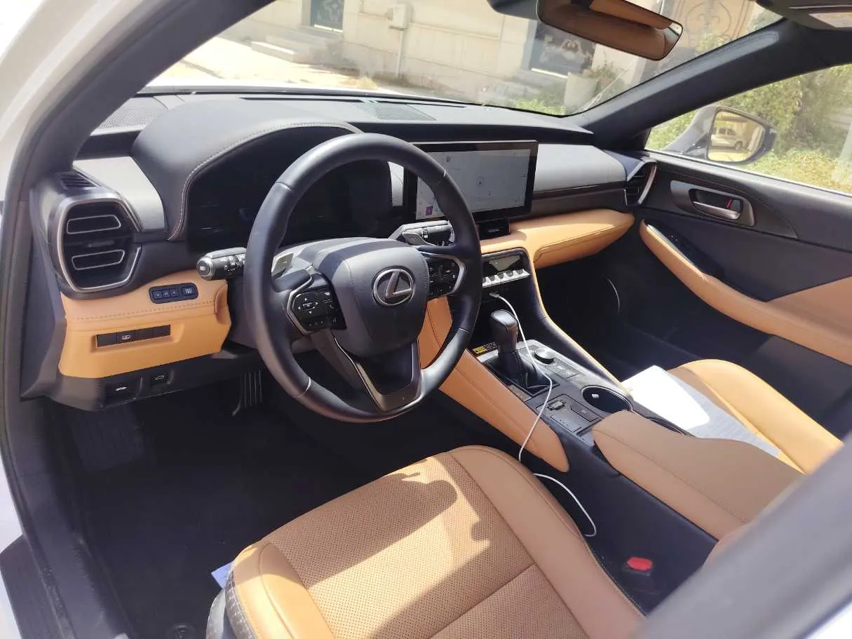 Car image 11