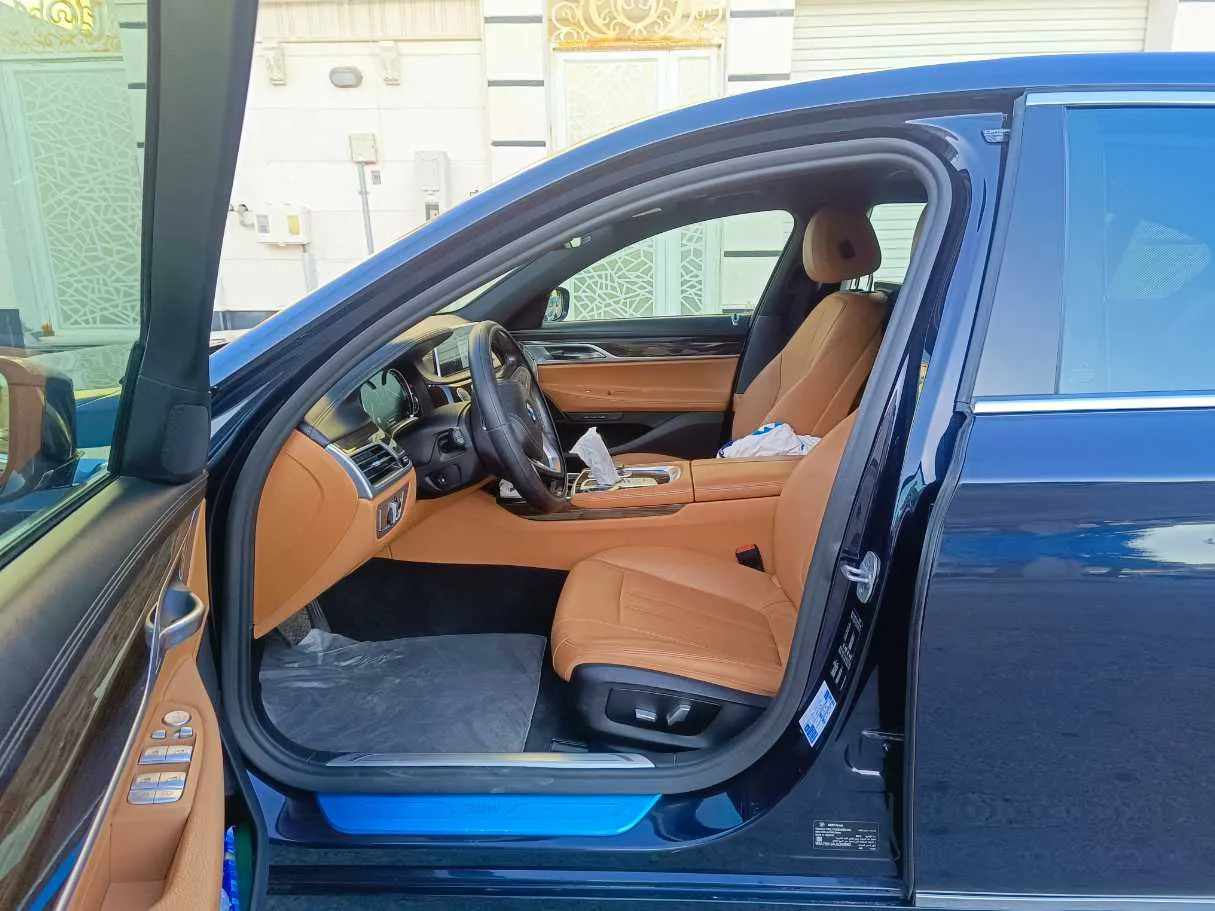 Car image 12