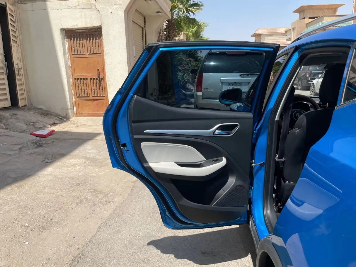 Car image 14