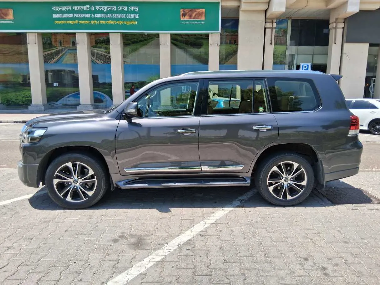 Car image 4