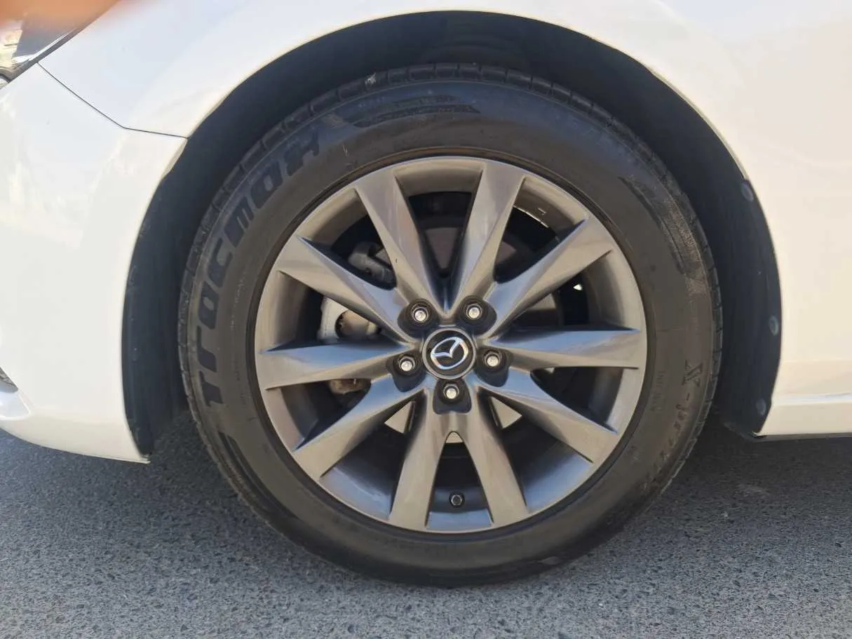 Car image 10