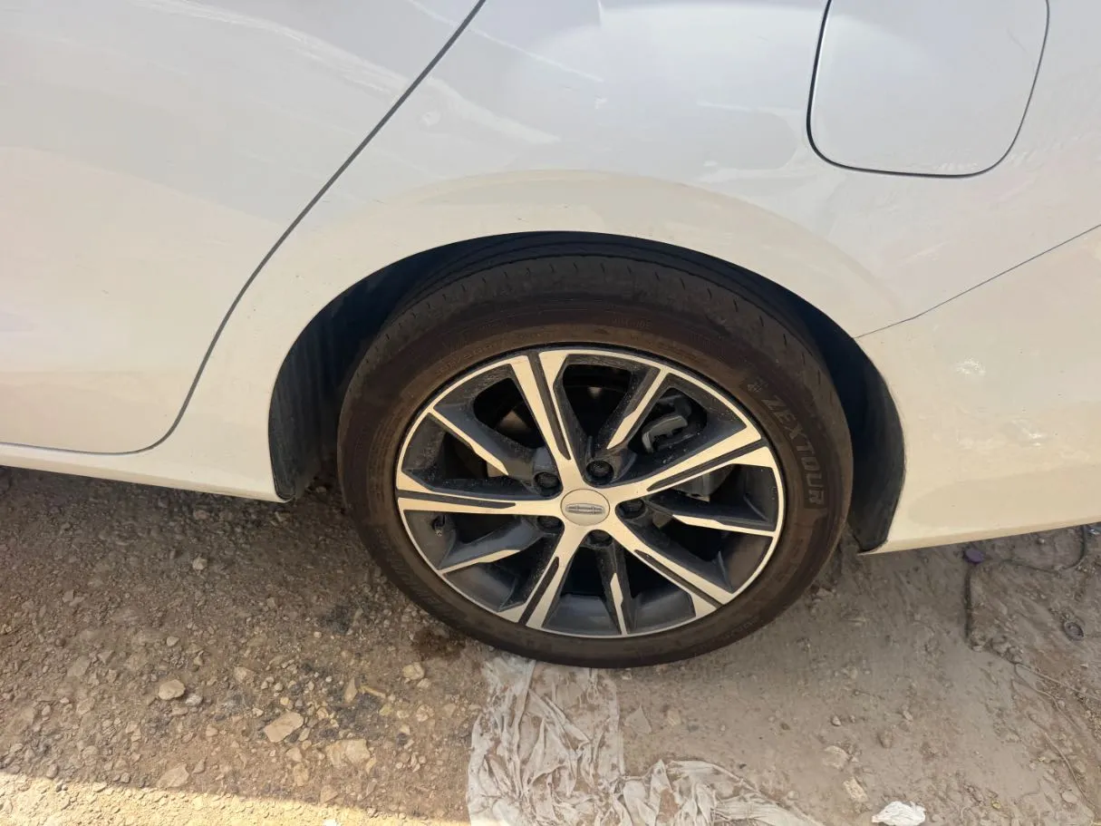 Car image 7
