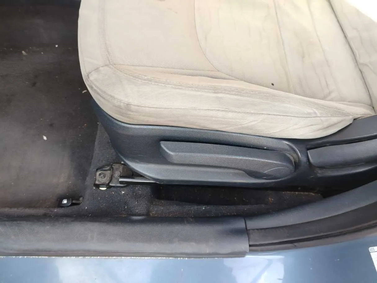Car image 30