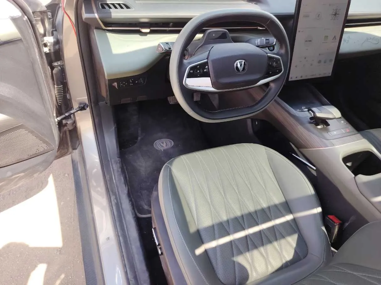 Car image 12