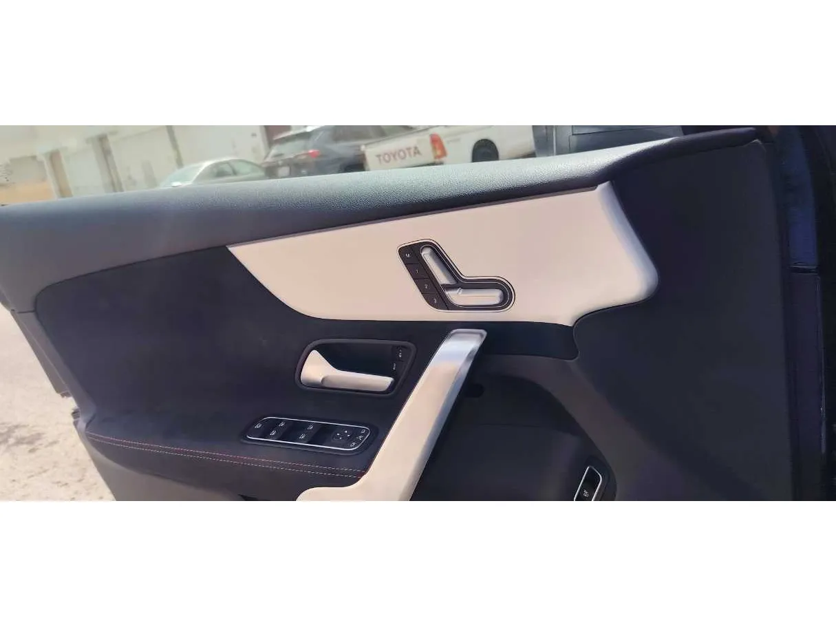 Car image 25