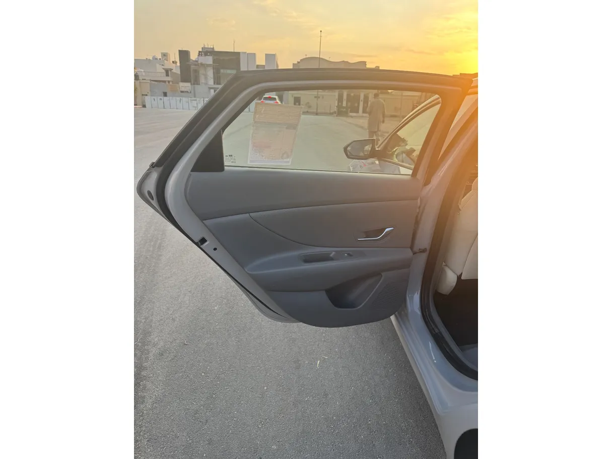 Car image 12