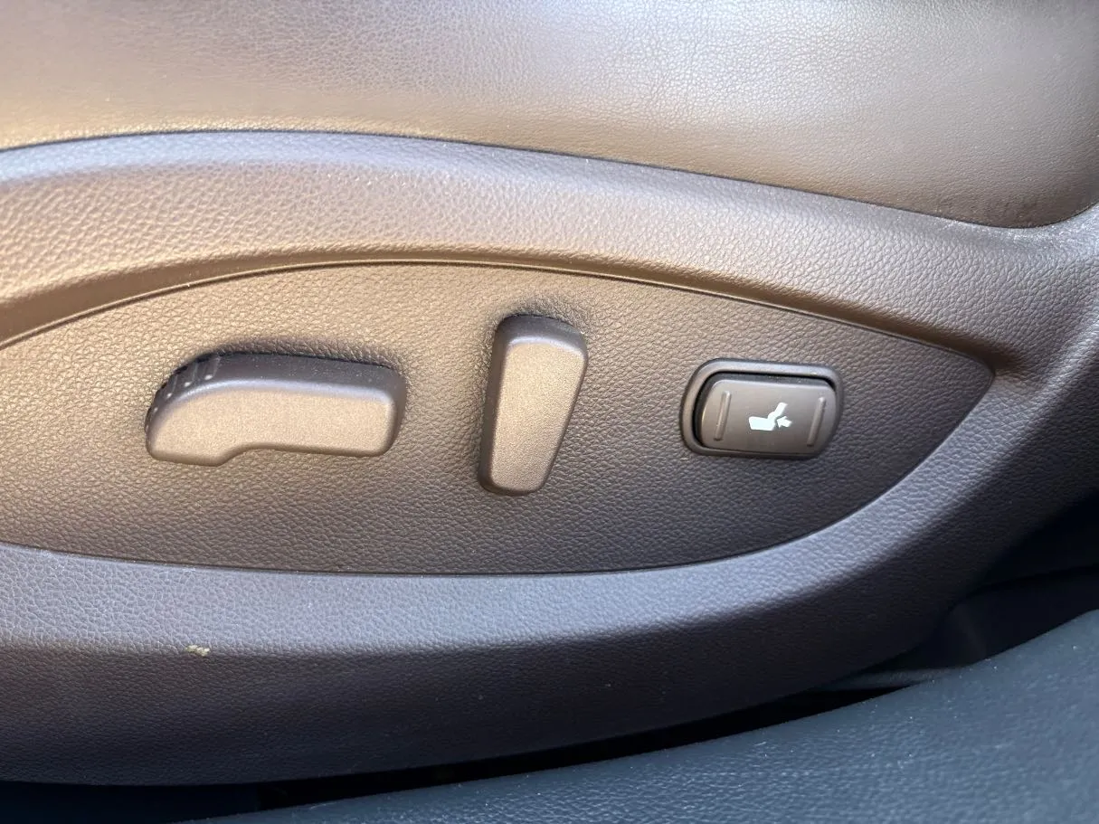 Car image 27