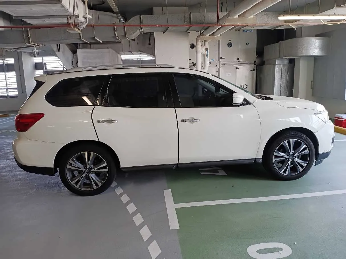 Car image 3