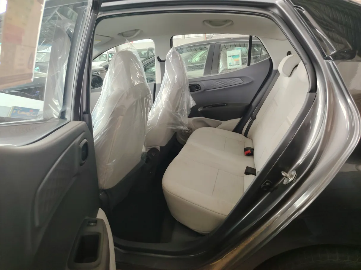 Car image 16