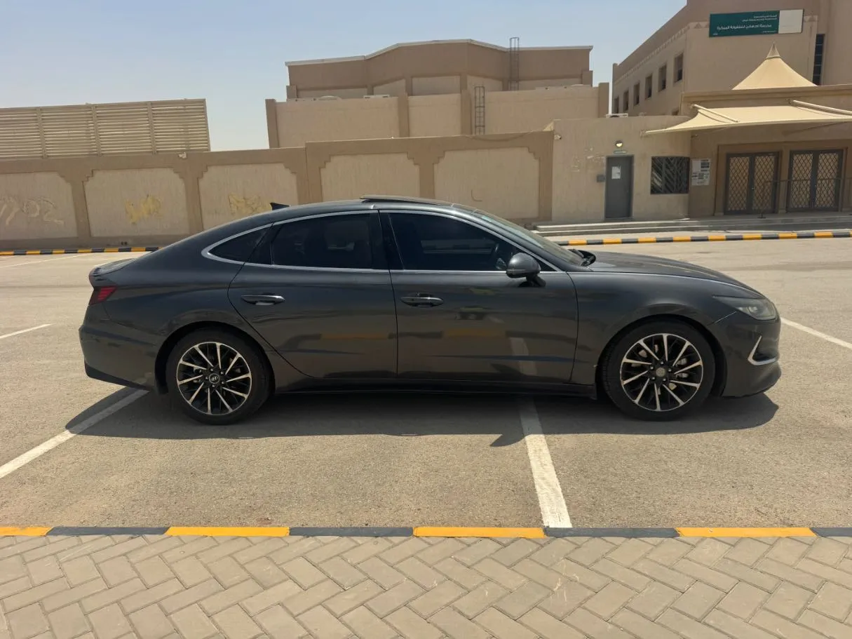 Car image 4