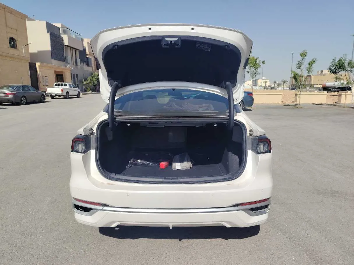 Car image 24