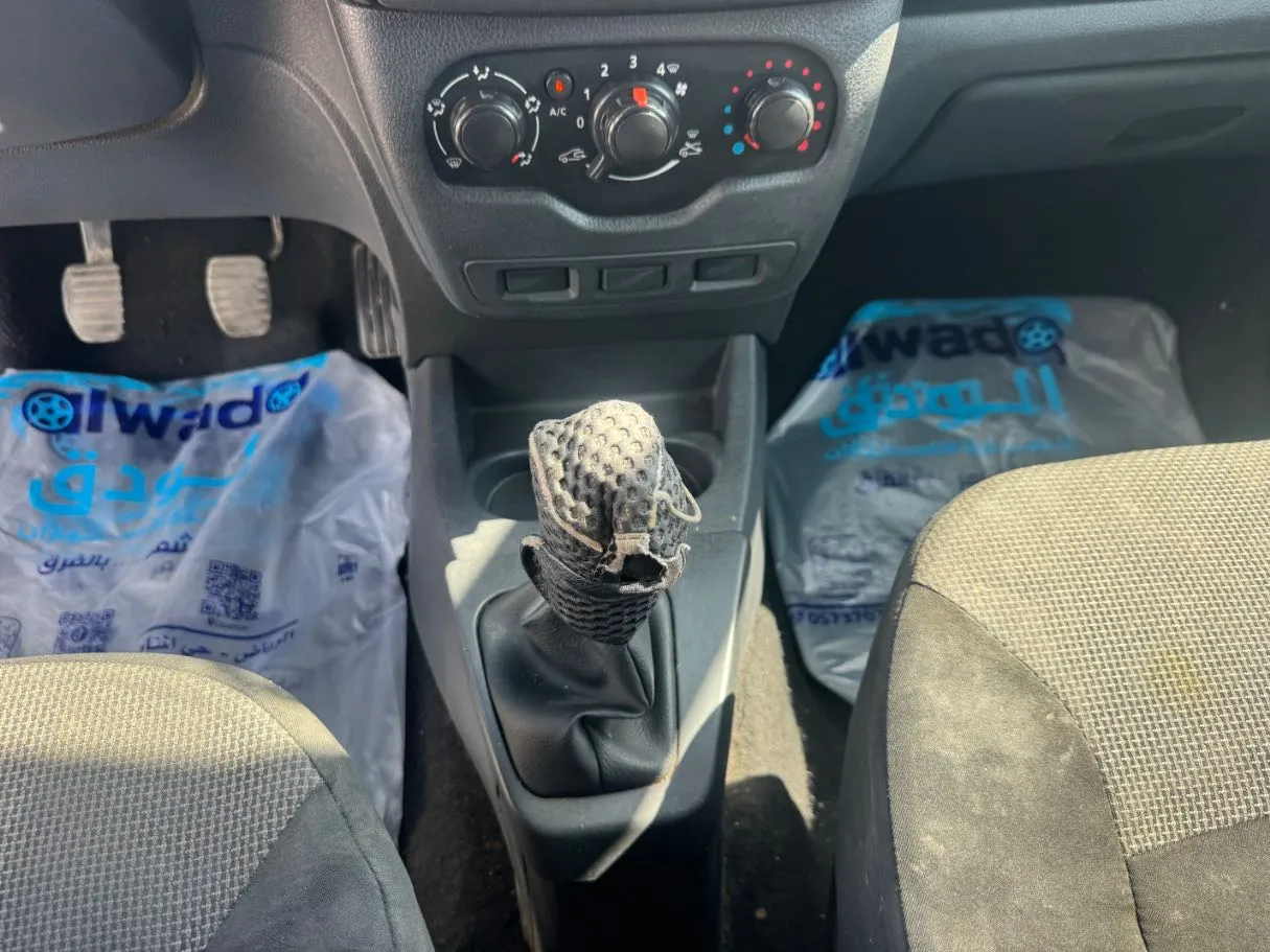 Car image 14