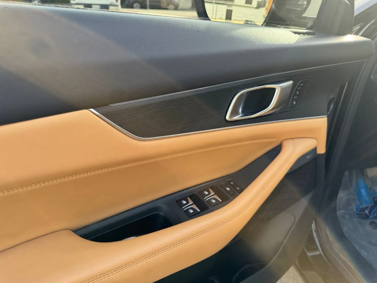 Car image 26