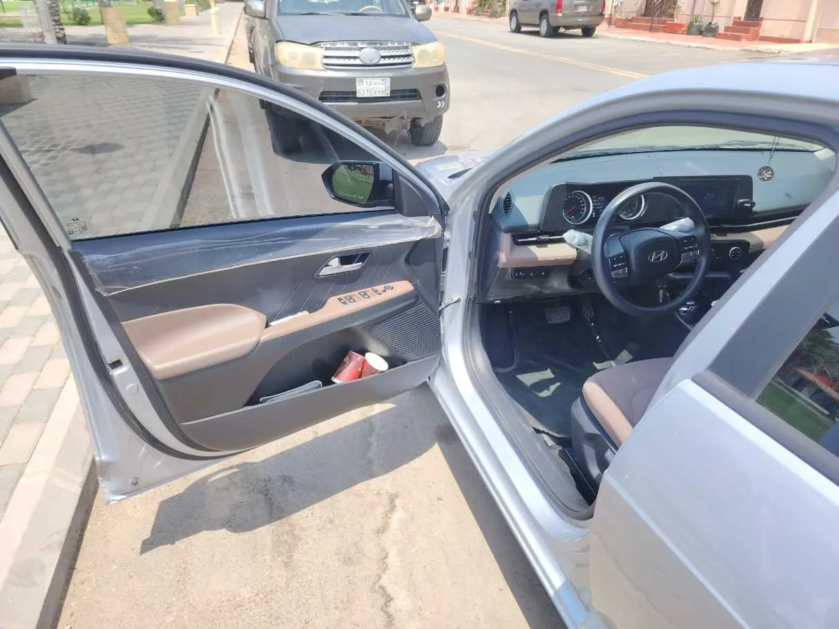 Car image 11