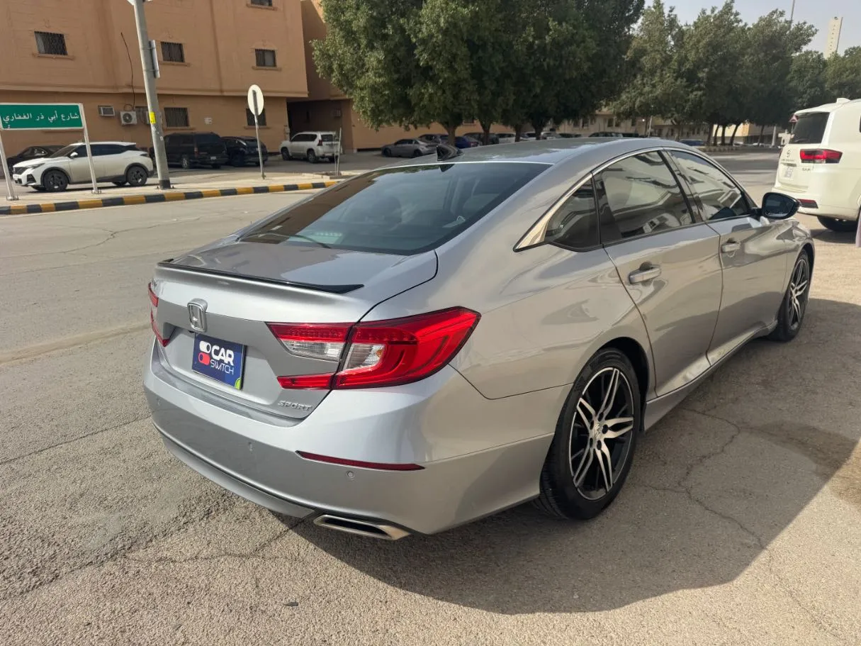 Car image 5