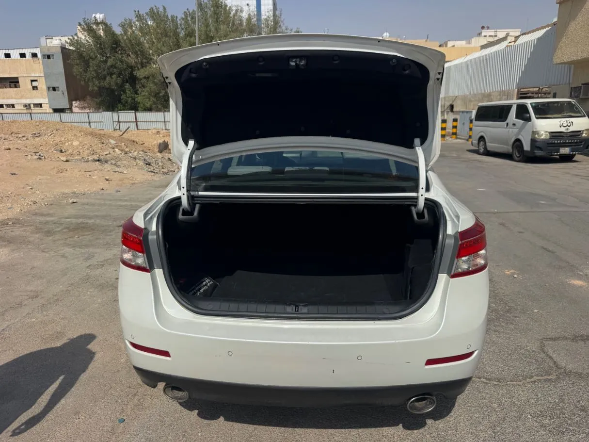 Car image 19