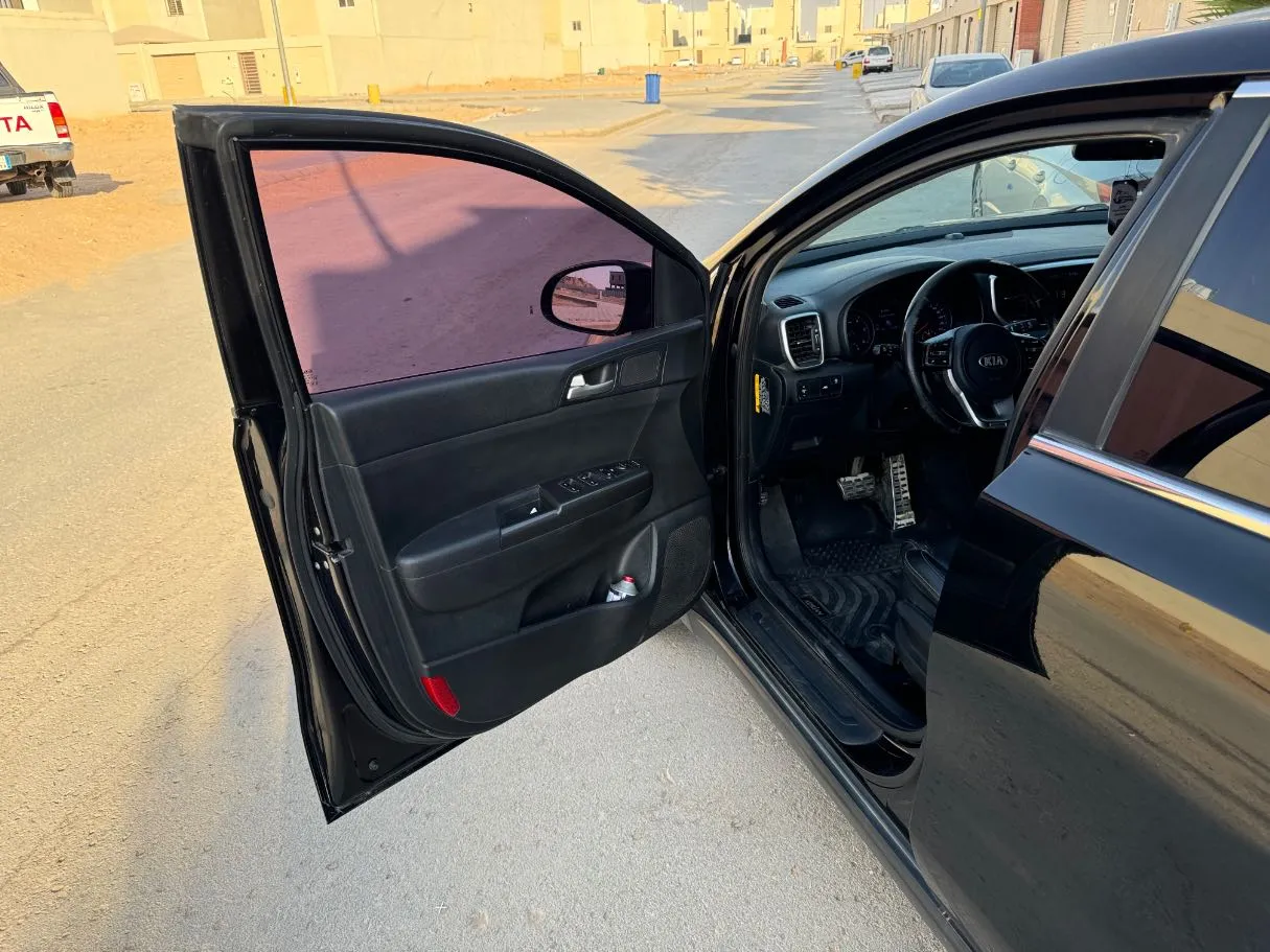 Car image 9