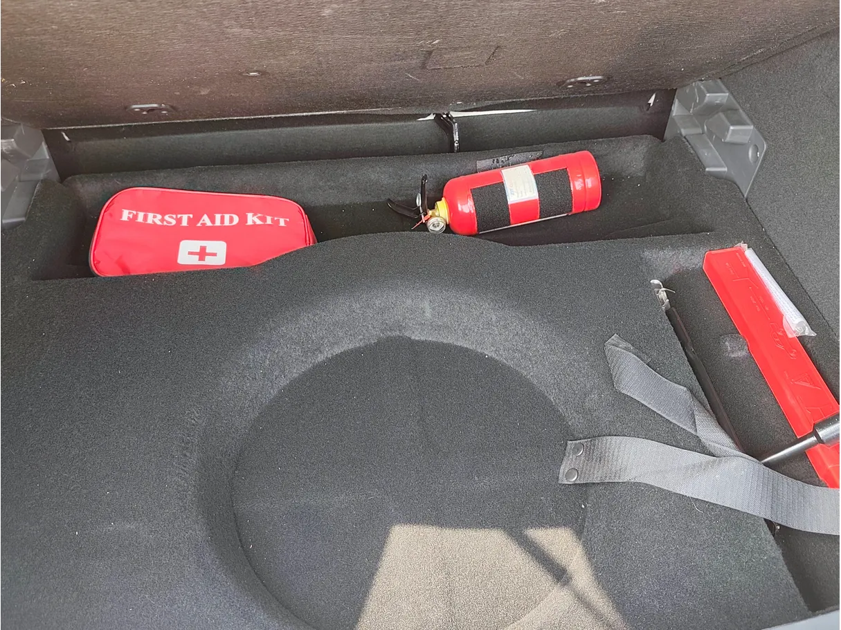 Car image 14