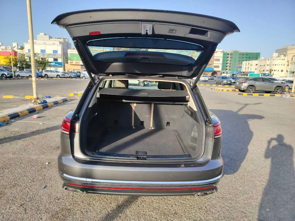 Car image 25