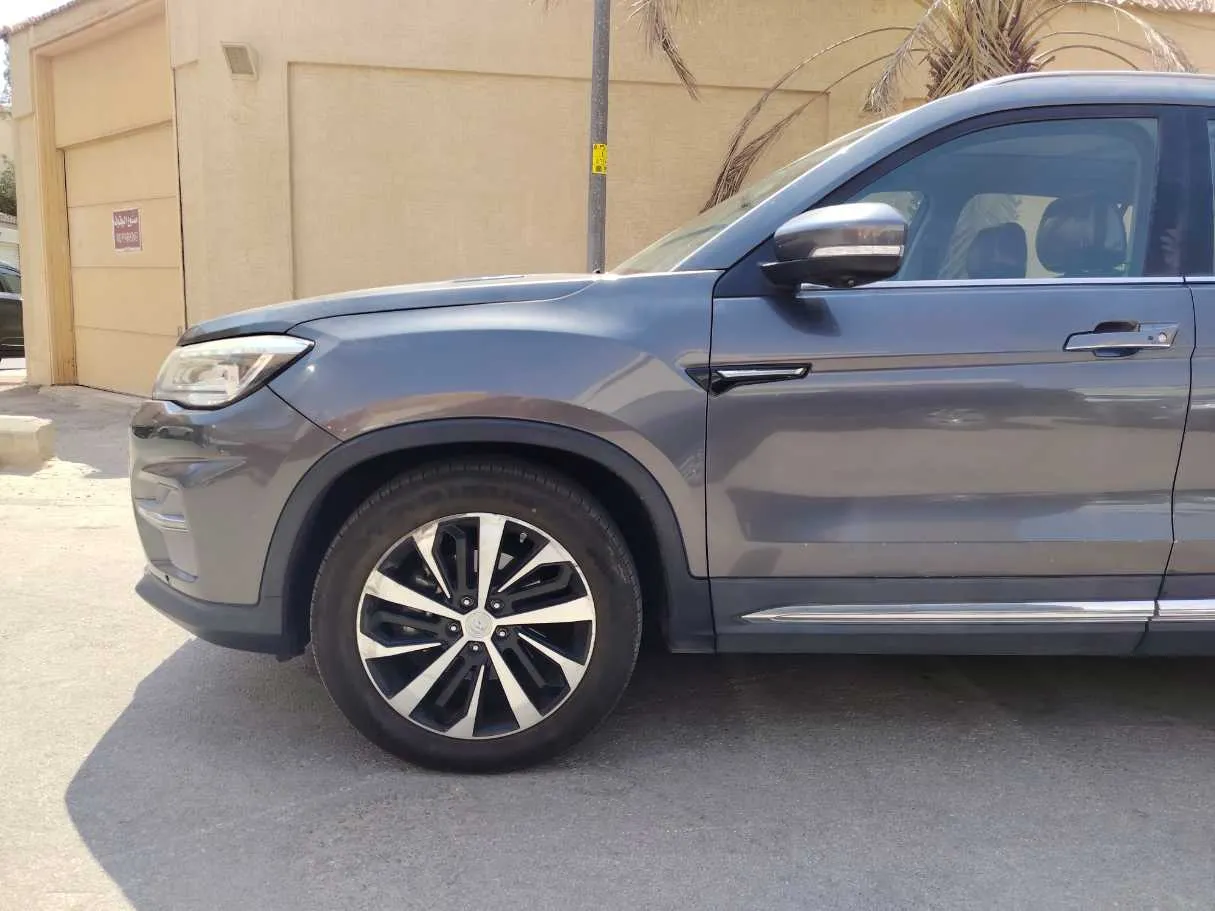 Car image 9