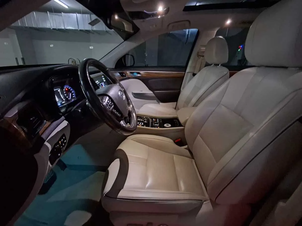 Car image 12