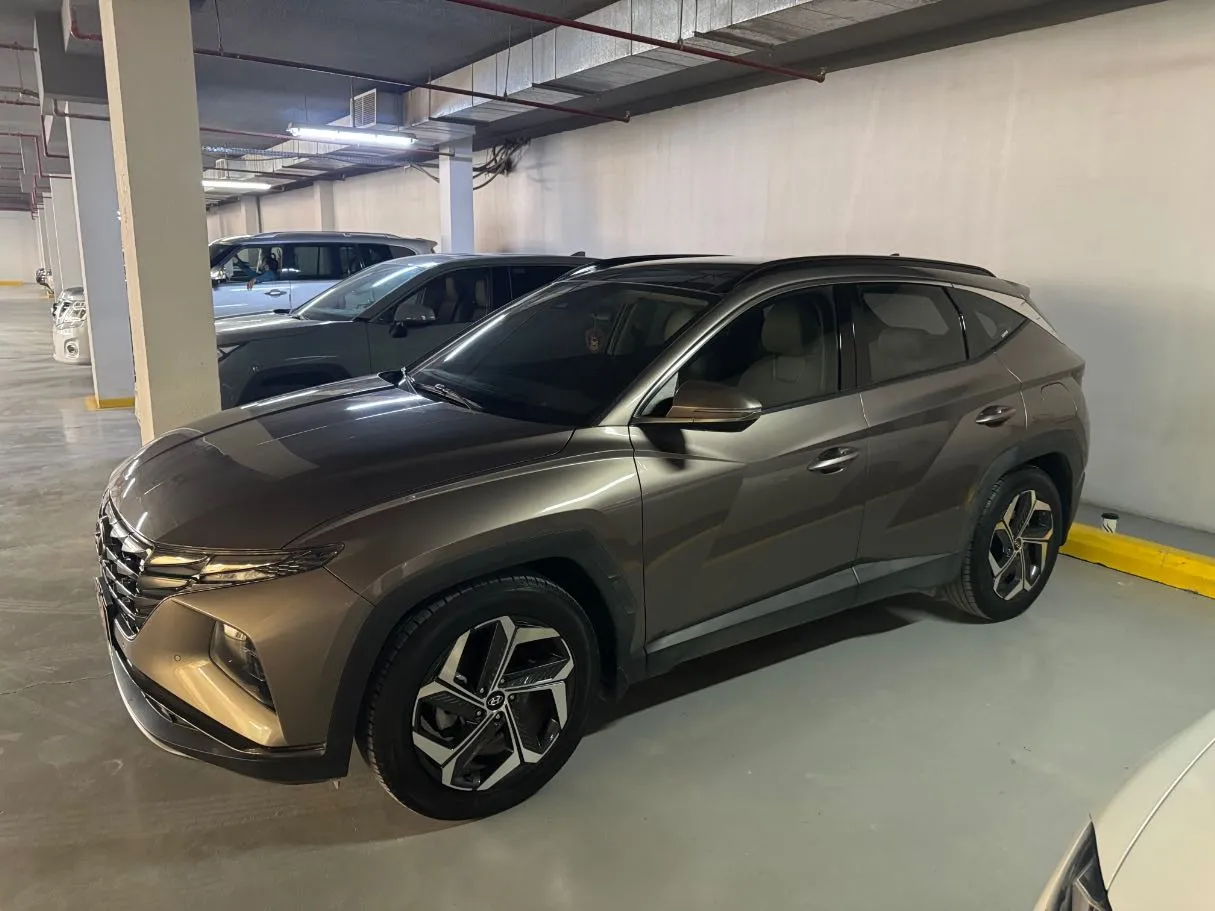 Car image 4