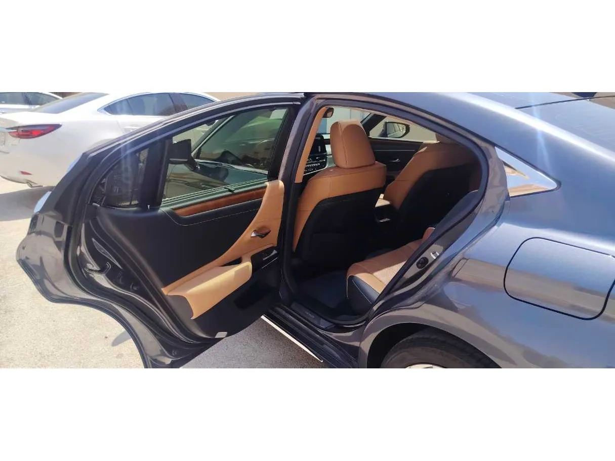 Car image 8