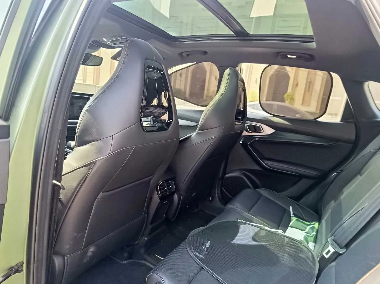 Car image 18