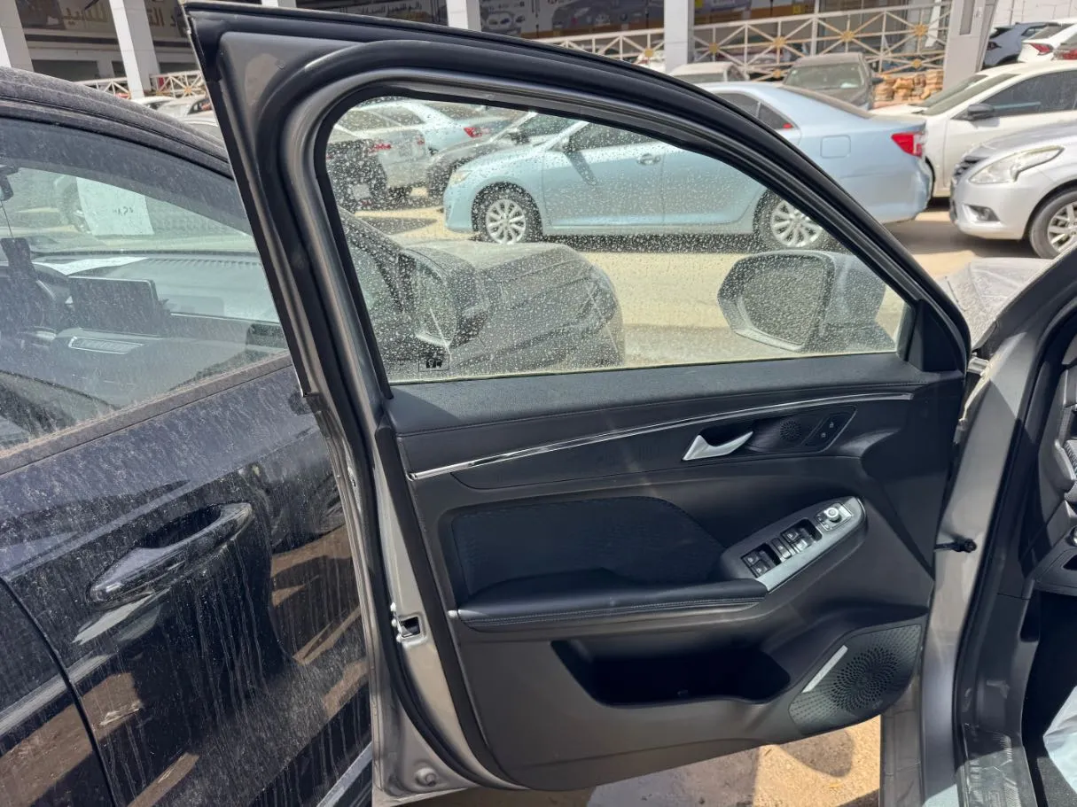 Car image 7