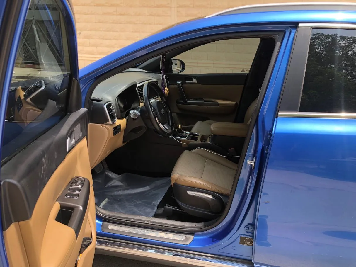 Car image 12