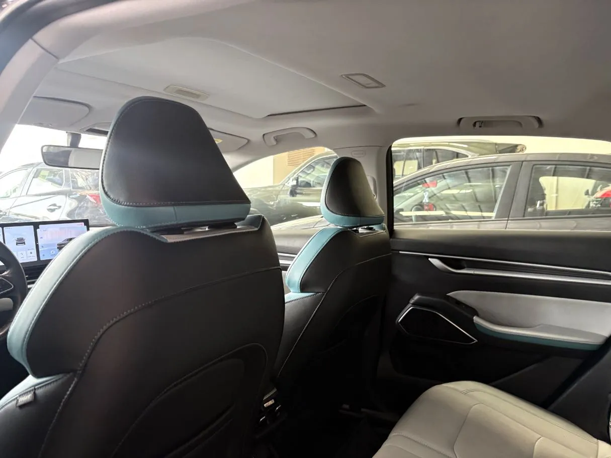 Car image 15