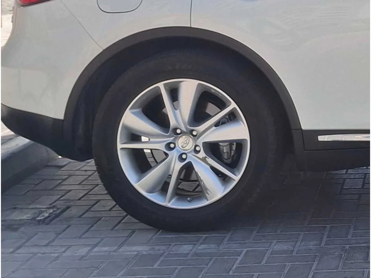 Car image 9