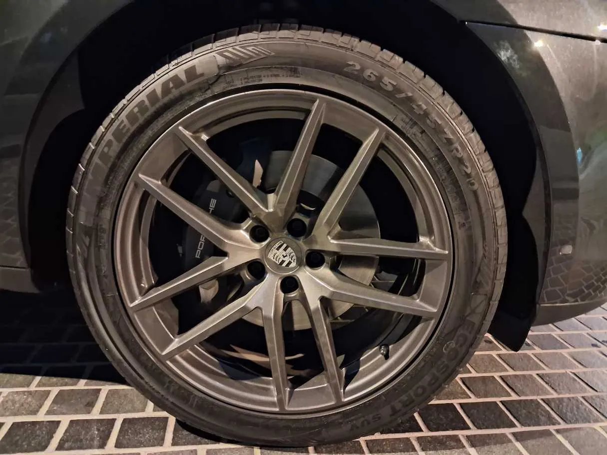 Car image 9