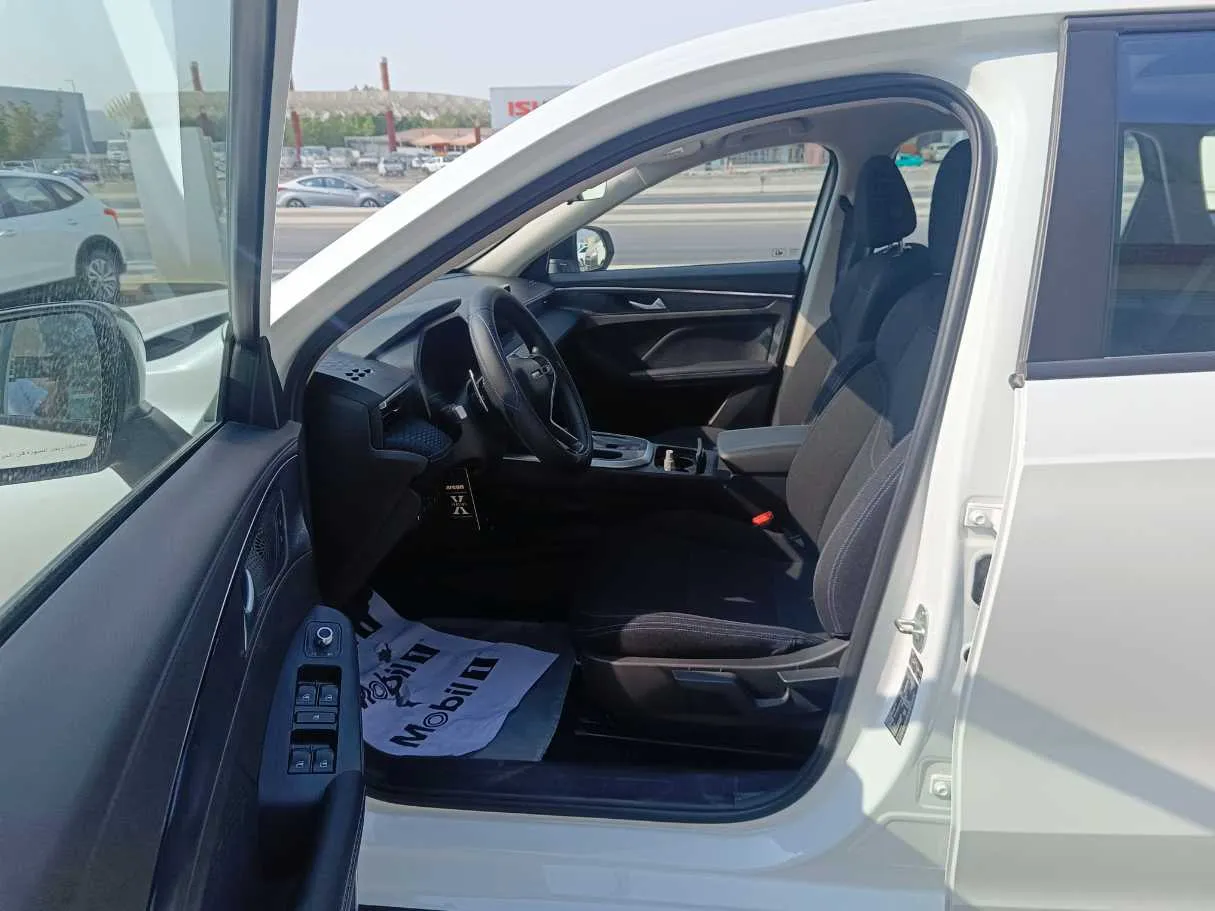 Car image 12